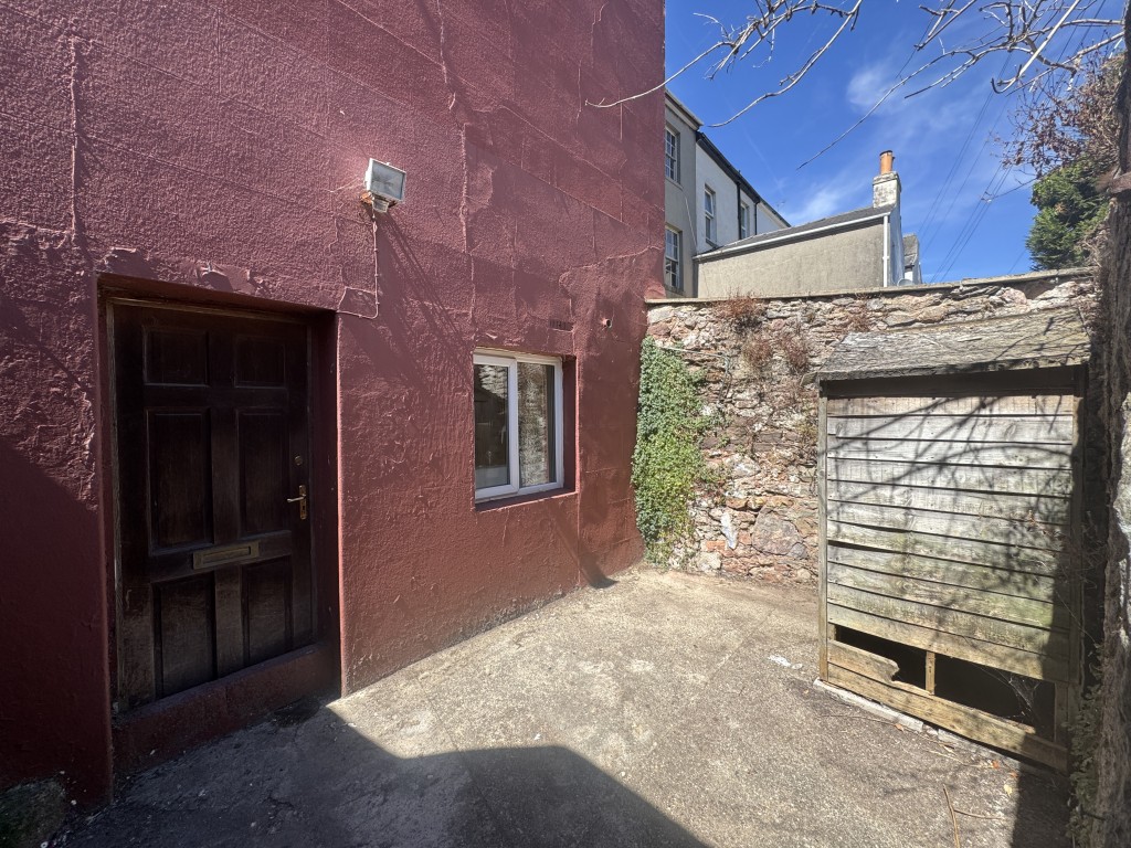 Lot: 173 - MID-TERRACE PROPERTY OVER FOUR FLOORS WITH SEVEN BEDSITS AND TWO SELF-CONTAINED FLATS FOR IMPROVEMENT AND REPAIR - Lower ground flat entrance